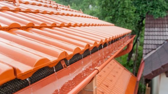 Remplacement chéneaux faîtages pose Lyon Villeurbanne Saint-Genis-Laval