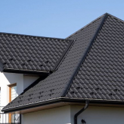 Les avantages du recouvrement en aluminium laqué ou PVC pour vos bandeaux de toiture